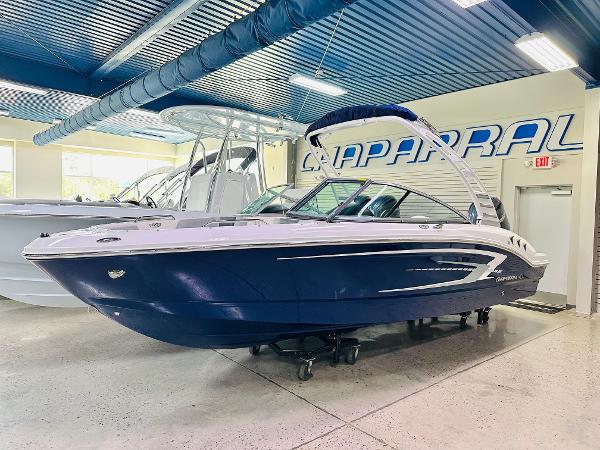 Chaparral 21 SSi OB 2025 Chaparral 21 SSi OB boat in showroom, blue and white design.