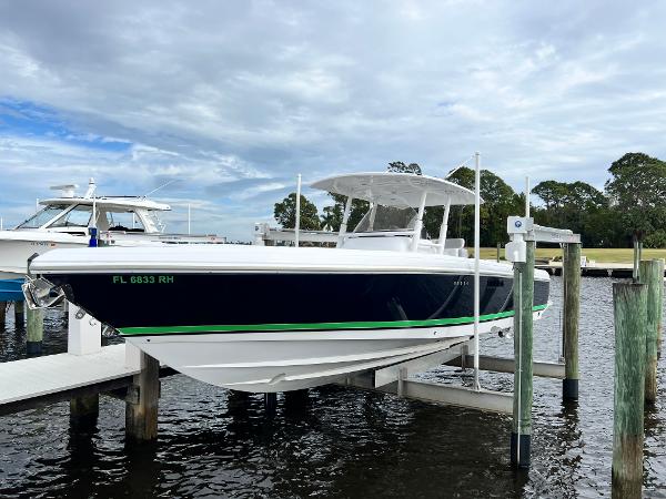 2009 Intrepid 335 Open