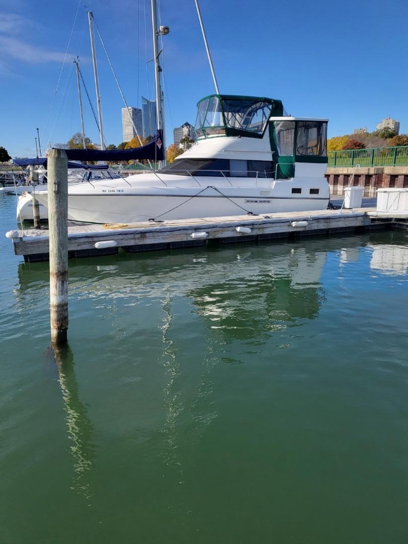 Silverton 34 Motoryacht 1992 Silverton 34 Motoryacht docked in a marina under clear blue skies.