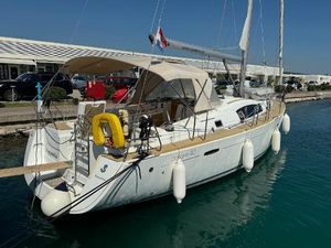 Beneteau Oceanis 43 Family 2010 Beneteau Oceanis 43 Family yacht docked in a marina, featuring a sleek design.