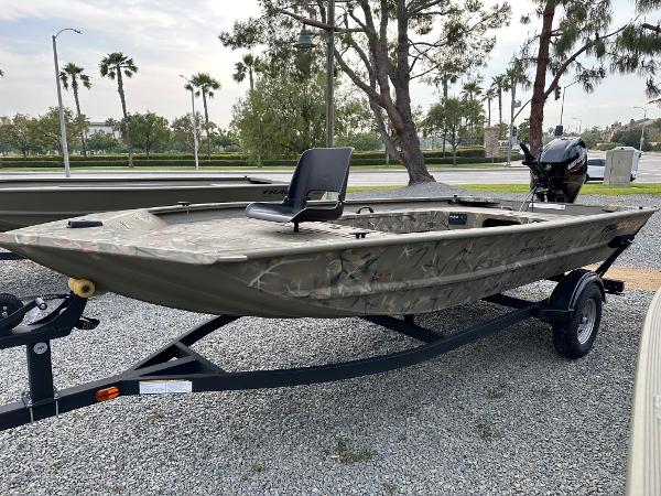 Tracker Grizzly 1654 T Sportsman 2024 Tracker Grizzly 1654 T Sportsman boat on a trailer in an outdoor setting.
