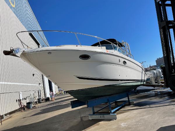 Sea Ray 290 Amberjack 2006 Sea Ray 290 Amberjack boat on a lift in a marina.