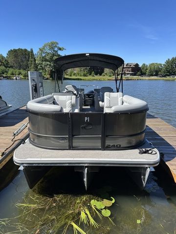 Crest Classic 240 SLRC Tritoon