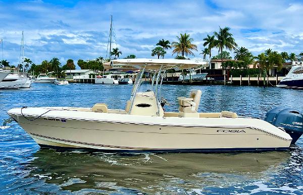 2021 10' 2-person-fiberglass boat with trolling motor and live well. for  Sale in Pompano Beach, FL - OfferUp