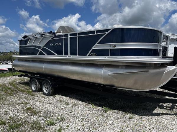 Sylvan MIRAGE 8522 Party Fish 4.0 2024 Sylvan MIRAGE 8522 Party Fish 4.0 pontoon boat on a trailer.