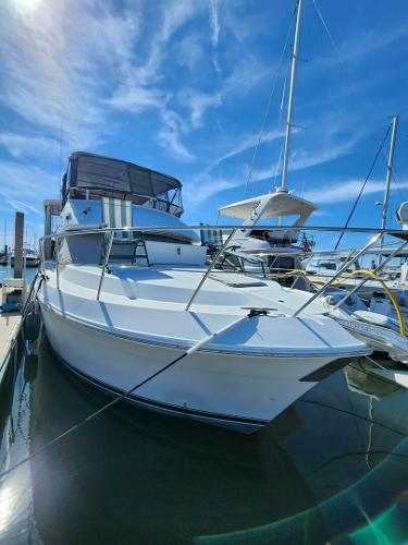 Carver 406 Aft Cabin Motor Yacht 2000 Carver 406 Aft Cabin Motor Yacht docked under clear blue sky.