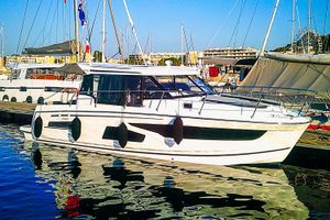 Jeanneau Merry Fisher 1095 2018 Jeanneau Merry Fisher 1095 yacht docked in a sunny marina.