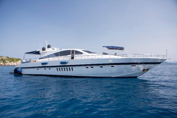 Arno Leopard 27 Open Luxury Arno Leopard 27 Open yacht from 1996 on calm blue waters.