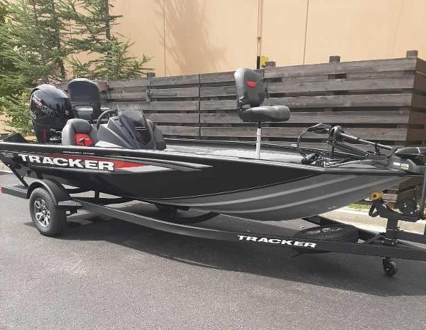 Tracker Pro Team 195 Tournament Edition 2025 Tracker Pro Team 195 Tournament Edition fishing boat on trailer.