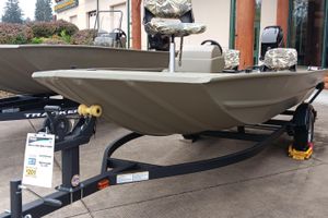 Tracker Grizzly 1754 SC 2026 Tracker Grizzly 1754 SC boat on trailer, displayed outdoors.