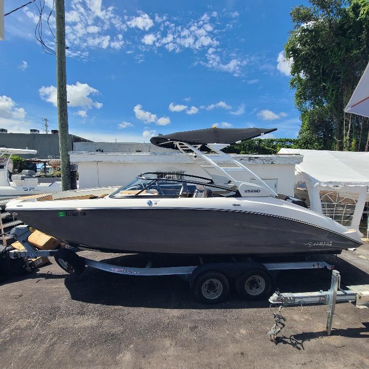 2023 Yamaha Boats 252SD