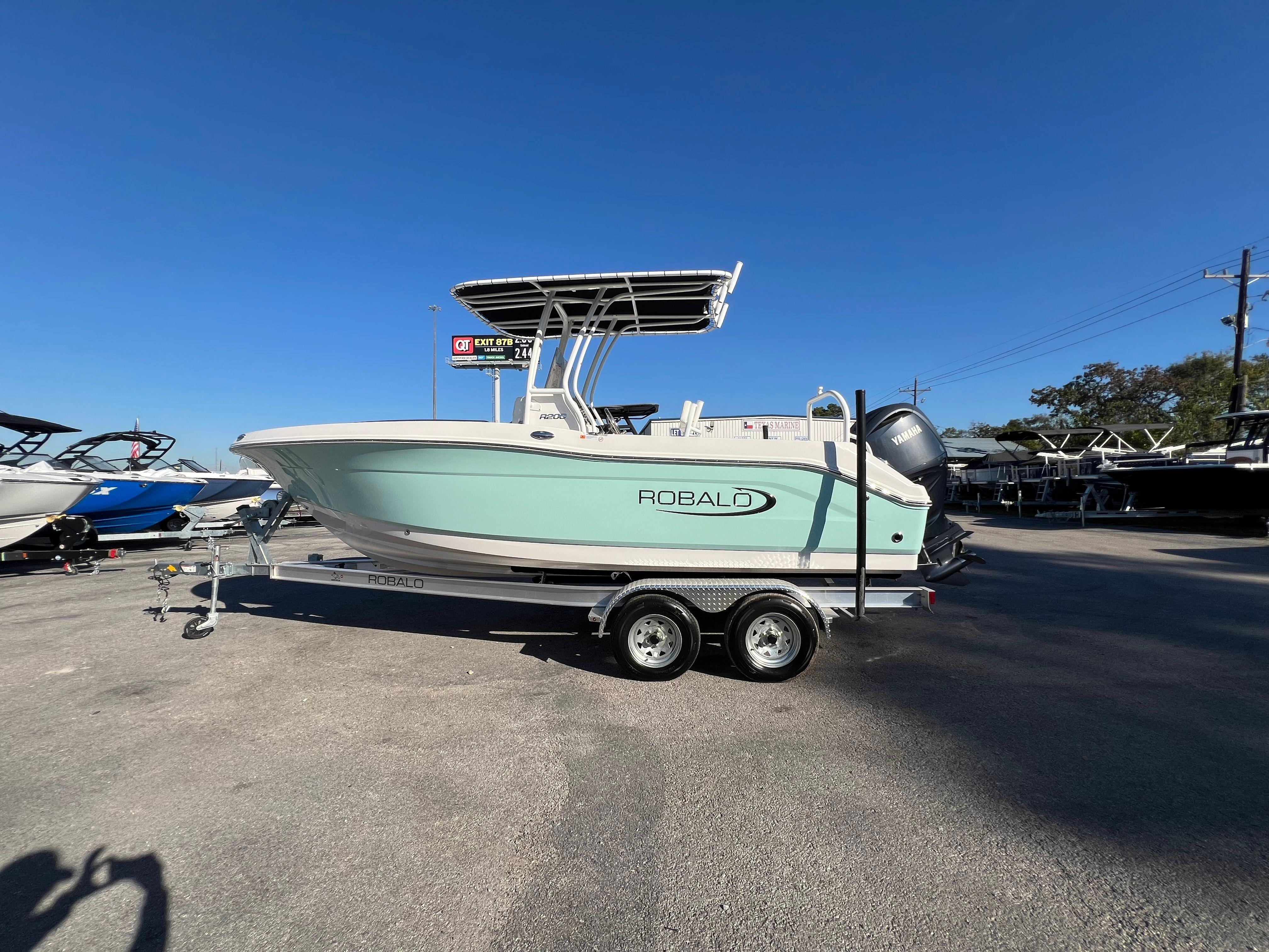 2025 Robalo R200 Center Console