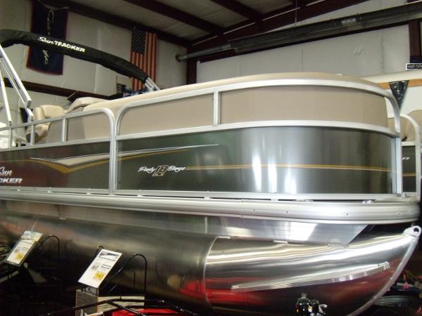 2024 Sun Tracker Party Barge 18 DLX