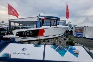 Jeanneau Merry Fisher 695 Sport Serie 2 2026 Jeanneau MERRY FISHER 695 SPORT S2 boat displayed at an outdoor exhibition.