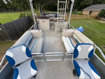 1989 Sun Tracker Party Hut