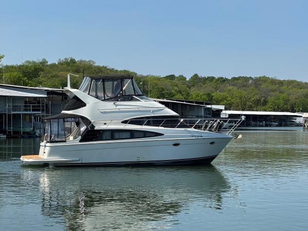 Carver 360 Sport Sedan 2006 Carver 360 Sport Sedan yacht docked on a serene lake.