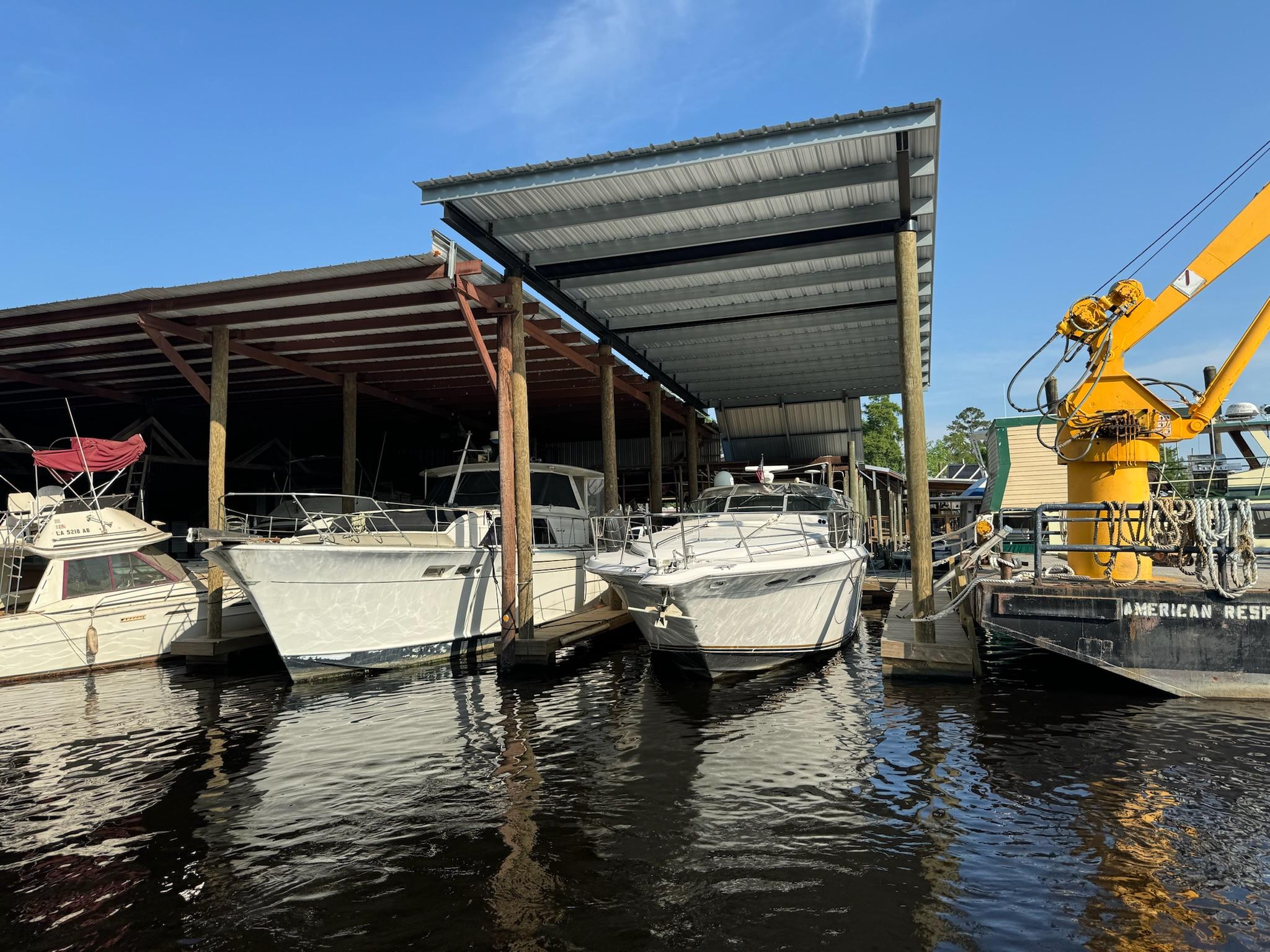 Sea Ray 500 Sea Ray Boats docked under a covered marina, featuring a 1995 Sea Ray 500.
