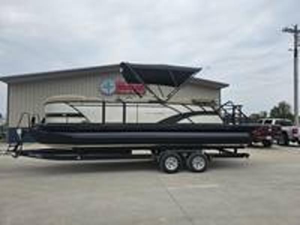 Sylvan L-3 DLZ BAR 2025 Sylvan L-3 DLZ BAR pontoon boat on trailer, parked outside a building.