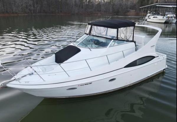 Carver 350 Mariner 1999 Carver 350 Mariner boat on a calm lake.