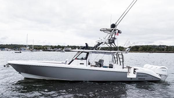Everglades 435 CC 2017 Everglades 435 CC boat on water, featuring sleek design and powerful engines.