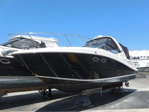 Sea Ray 290 Sundancer 2007 Sea Ray 290 Sundancer boat on display under clear blue sky.
