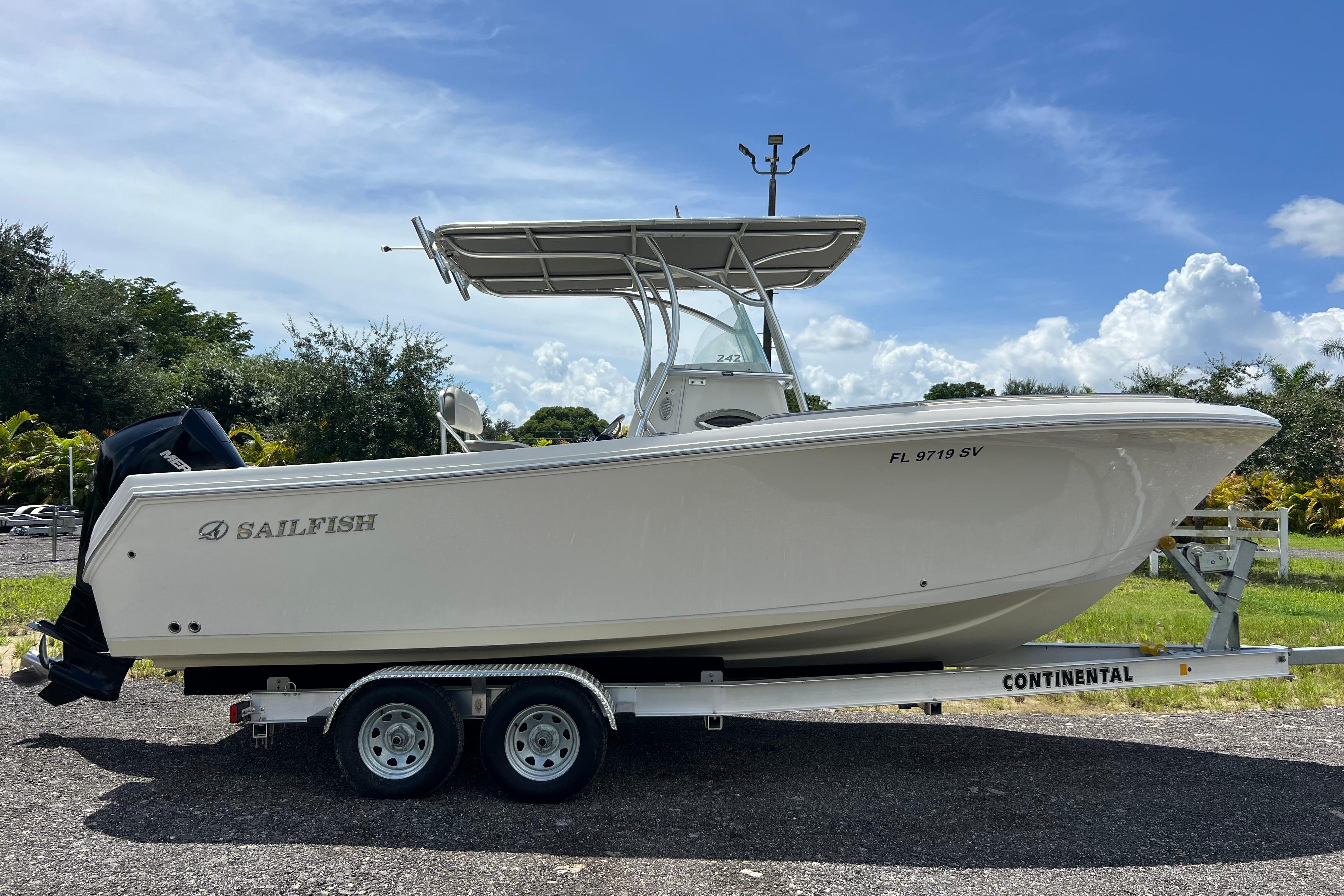 2021 Sailfish 242 CC
