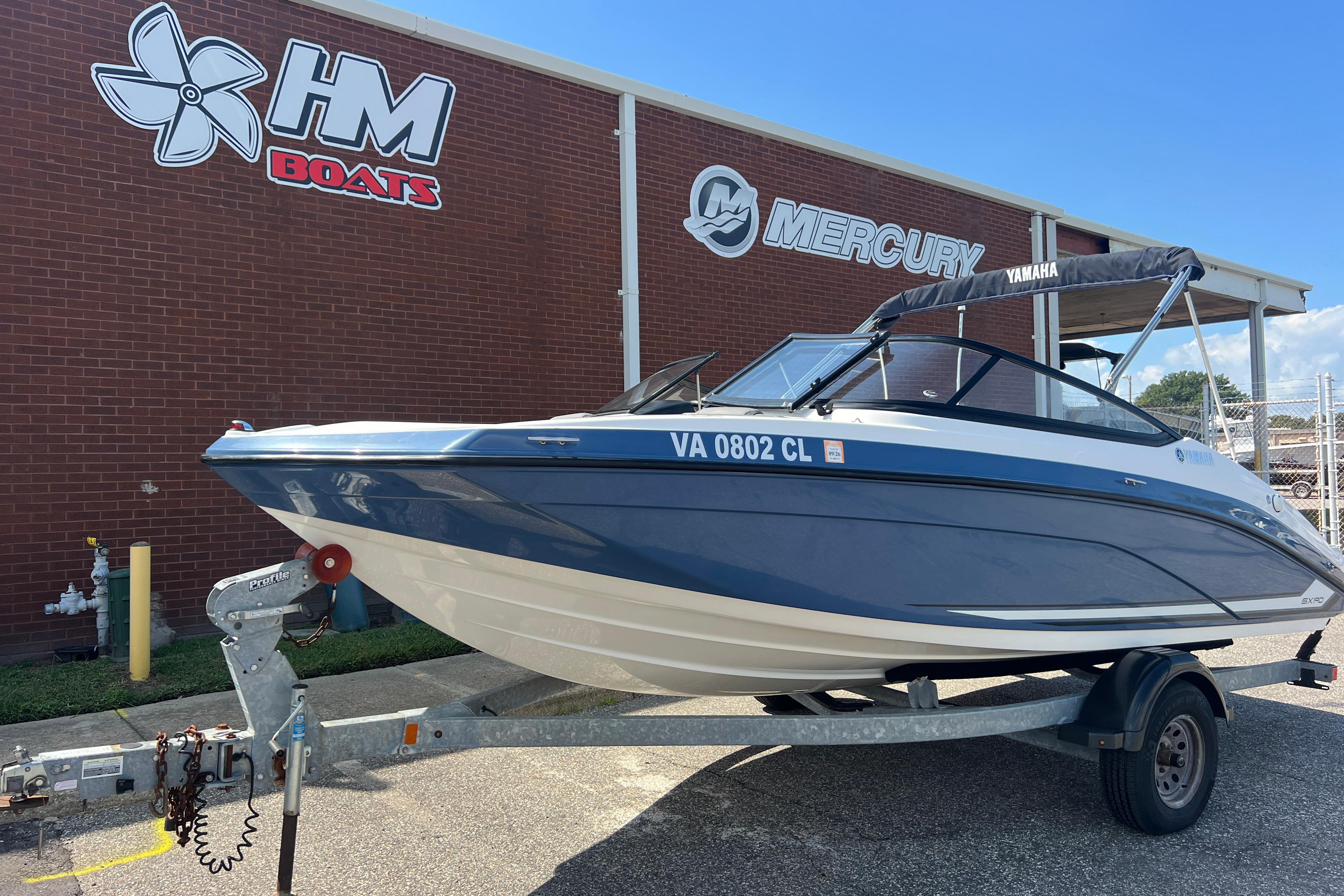 Yamaha Boats SX190 2020 Yamaha SX190 boat on trailer outside HM Boats dealership.