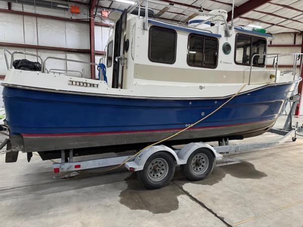 Ranger Tugs R-25 2007 Ranger Tugs R-25 boat on trailer in indoor storage facility.