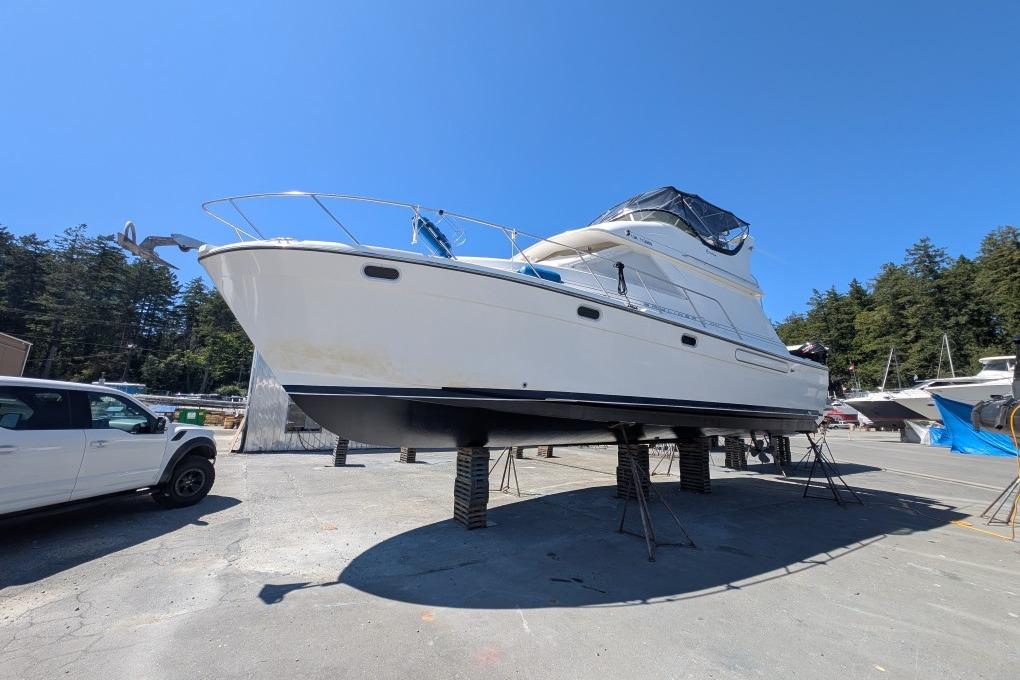 Bayliner 3988 Command Bridge Motoryacht 2000 Bayliner 3988 Command Bridge Motoryacht on stands, clear sky, outdoor setting.