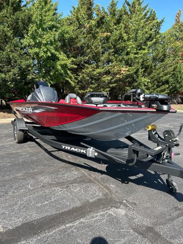 Tracker Pro Team 195 Tournament Edition 2025 Tracker Pro Team 195 Tournament Edition boat on trailer, parked outdoors.
