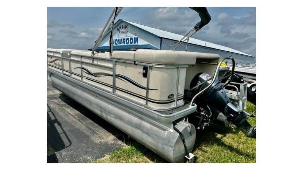 Godfrey Particraft 220SC #19450 2004 Godfrey Particraft 220SC pontoon boat at a showroom.