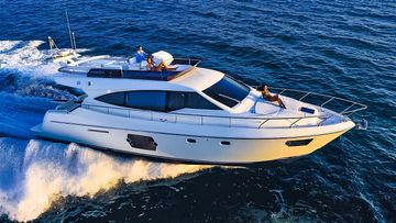 2011 Ferretti Yachts 530