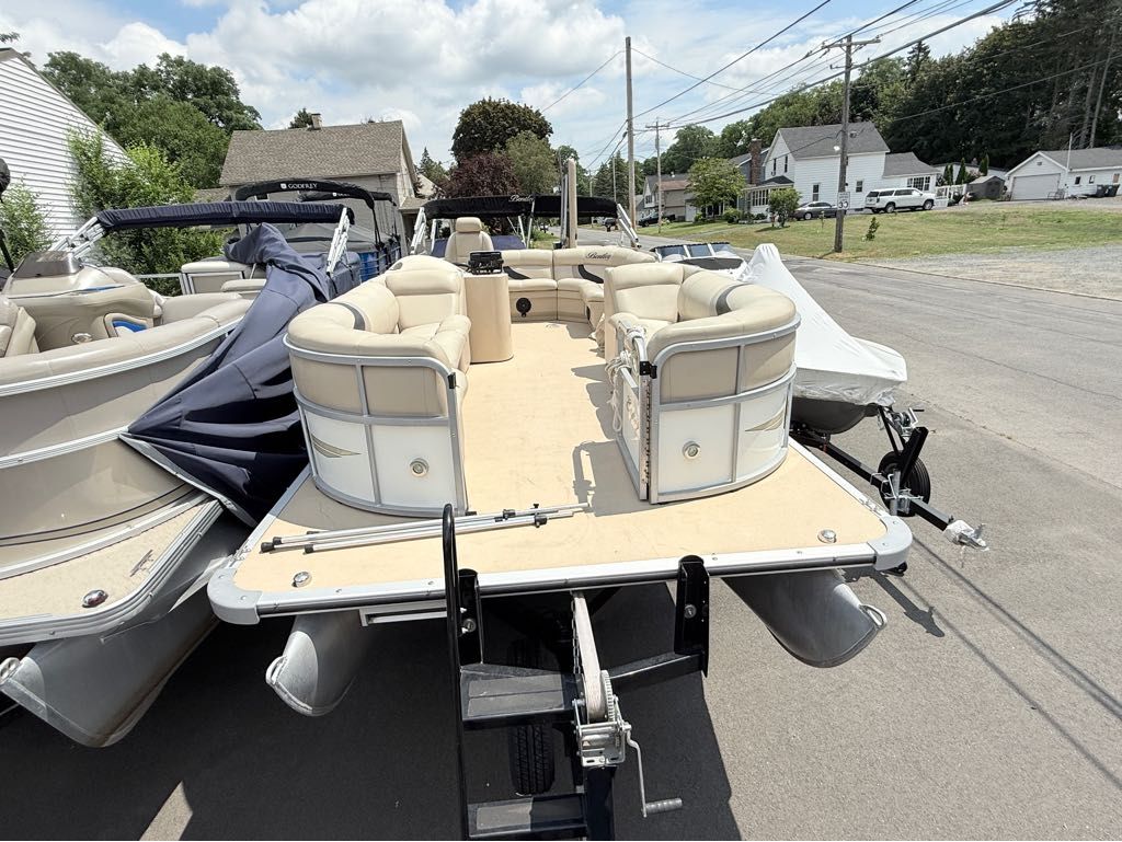 Bentley Pontoons Cruise 240