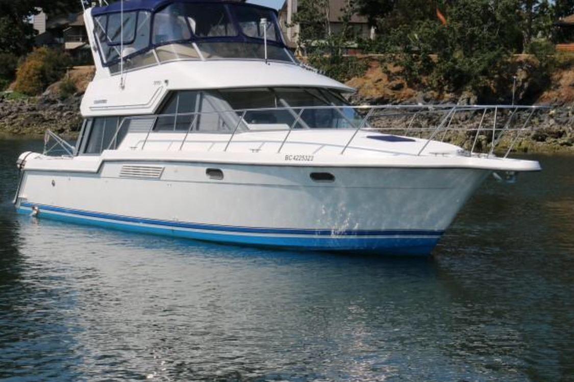 1994 Carver 370 Voyager