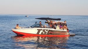 Four Winns TS222 2018 Four Winns TS222 boat with passengers enjoying a sunny day on the water.