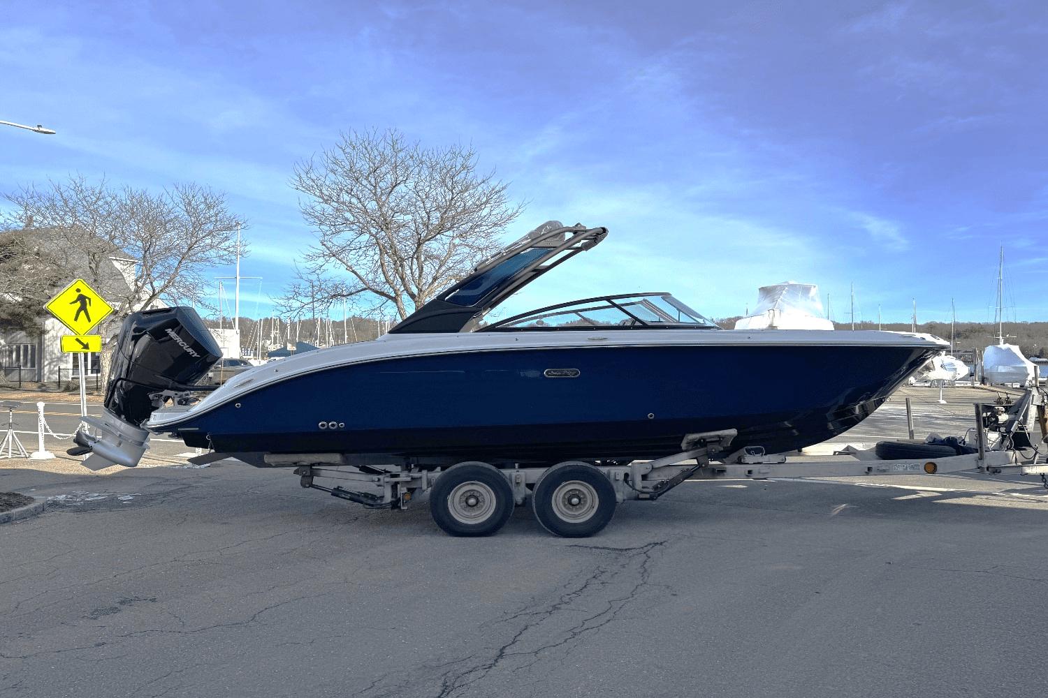 2025 Sea Ray SDX 270 Outboard