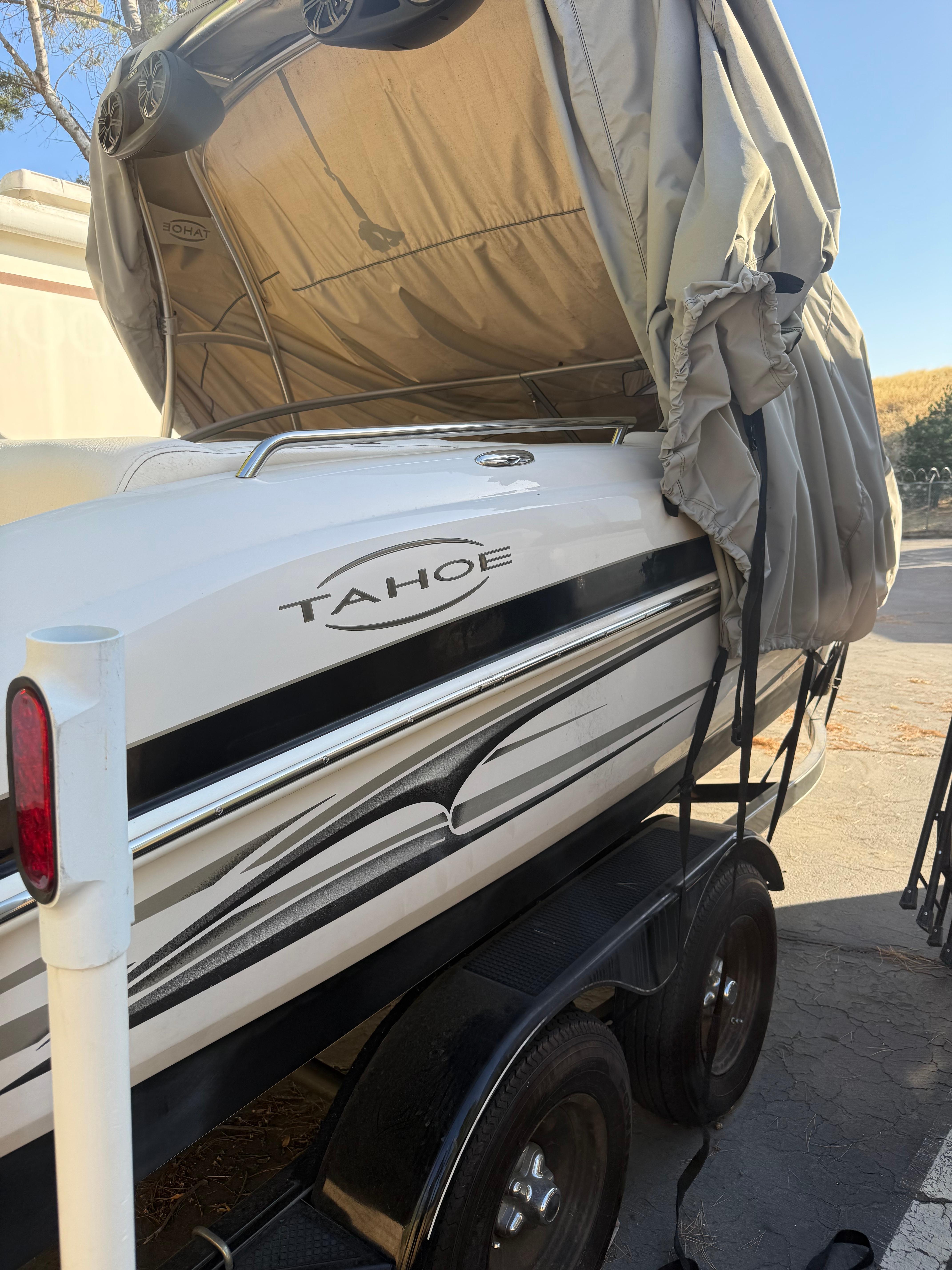 Sun Tracker Tahoe Q8i