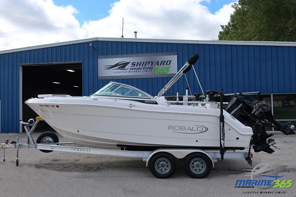 Robalo R227 with kicker