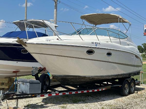 Maxum 2700 SE 2000 Maxum 2700 SE boat on trailer, parked outdoors under clear sky.