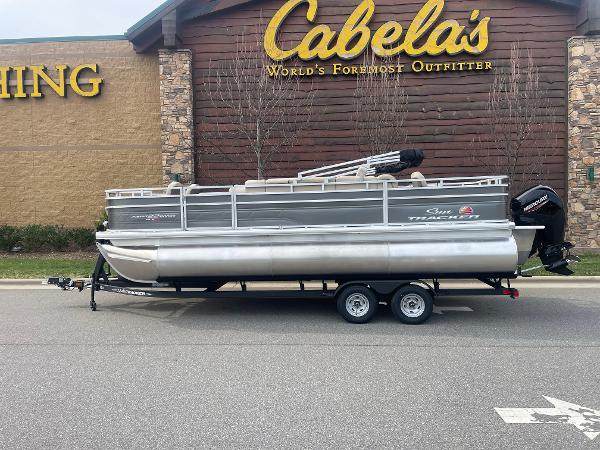 Sun Tracker Fishin Barge 22: Pontoon on the Prowl 