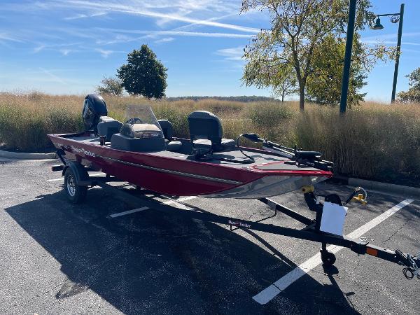 Tracker Bass Tracker Classic XL 2025 Tracker Bass Tracker Classic XL boat in parking lot, sunny day.
