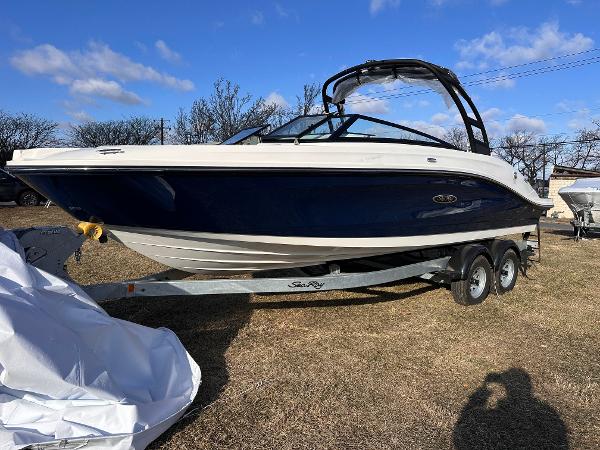 2025 Sea Ray SPX 230 Outboard