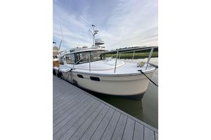 Ranger Tugs R-27 2023 Ranger Tugs R-27 docked, showcasing sleek design and modern features.