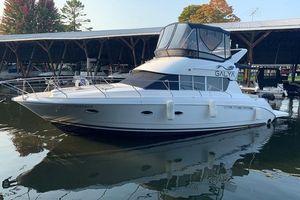 Silverton 362 Sedan Cruiser 1997 Silverton 362 Sedan Cruiser docked in a marina, featuring sleek design and spacious cabin.