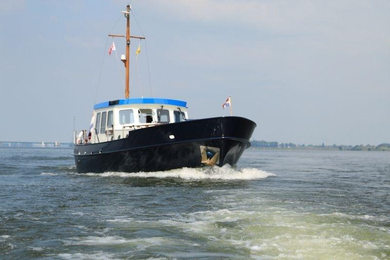 Oostvaarder Oostvaarder 1090 Oostvaarder 1090 boat from 2001 cruising on open water.