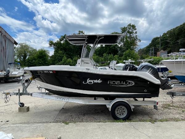 Robalo R180 Center Console