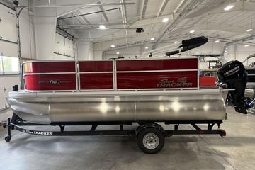 2026 Sun Tracker Party Barge 16 DLX