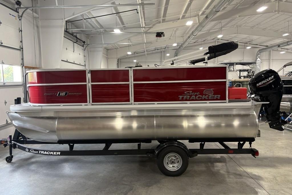 2026 Sun Tracker Party Barge 16 DLX