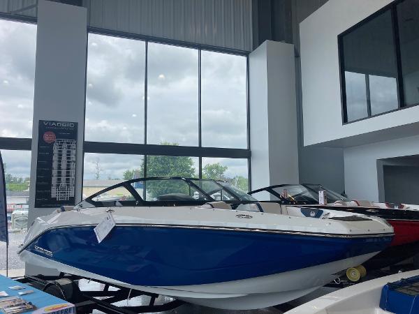 Scarab 195 ID 2023 Scarab 195 ID boat displayed in a showroom.