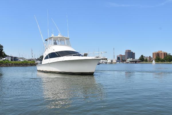 Ocean Yachts 43 Super Sport 2000 Ocean Yachts 43 Super Sport cruising in a calm harbor with city skyline.